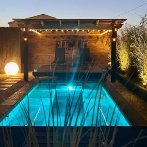 Une piscine de luxe chauffante bien équiper et sécurisé avec un système écologique magnifique pour se beigner a n'importe moments